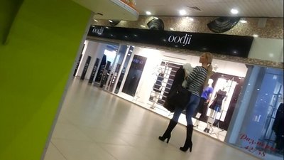 Flott skvísa í matvörubúð.